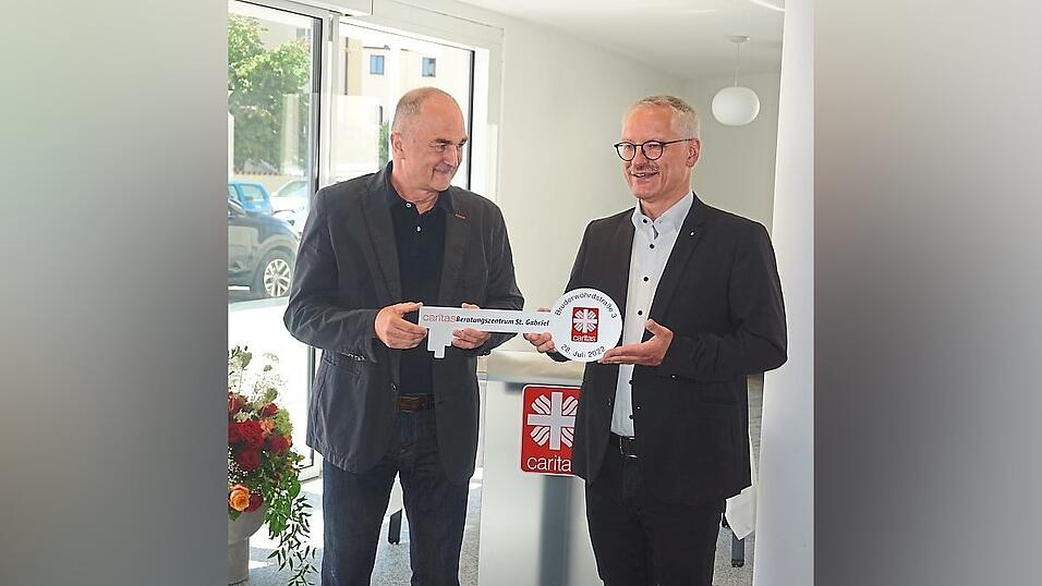 Architekt Joachim Peithner (l.) bei der symbolischen Schlüsselübergabe an Caritas-Direktor Michael Weißmann. Architekt Joachim Peithner (l.) bei der symbolischen Schlüsselübergabe an Caritas-Direktor Michael Weißmann.