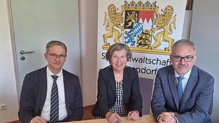 Sie legten die Zahlen und Delikte von 2024 offen: (v. l.) Oberstaatsanwalt Oliver Baumgartner, Leitende Oberstaatsanw&auml;ltin Eva Nistler und Oberstaatsanwalt Horst M&uuml;ller.