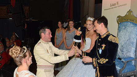 Das scheidende Prinzenpaar (l.) bei der &Uuml;bergabe des Kasperls an die neuen Faschingsregenten Lisa II. und Benjamin I.