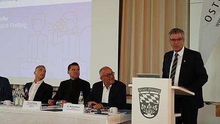 Der neue Präsident des Tourismusverbands Ostbayern, Regens Landrat Ronny Raith, ( v. l.) der bisherige Präsident, Schwandorfs Landrat Thomas Ebeling, und der Vorsitzende des Tourismusverbands, Dr. Michael Braun, hörten Plattlings Bürgermeister Hans Schmalhofer aufmerksam zu. Der neue Präsident des Tourismusverbands Ostbayern, Regens Landrat Ronny Raith, ( v. l.) der bisherige Präsident, Schwandorfs Landrat Thomas Ebeling, und der Vorsitzende des Tourismusverbands, Dr. Michael Braun, hörten Plattlings Bürgermeister Hans Schmalhofer aufmerksam zu.