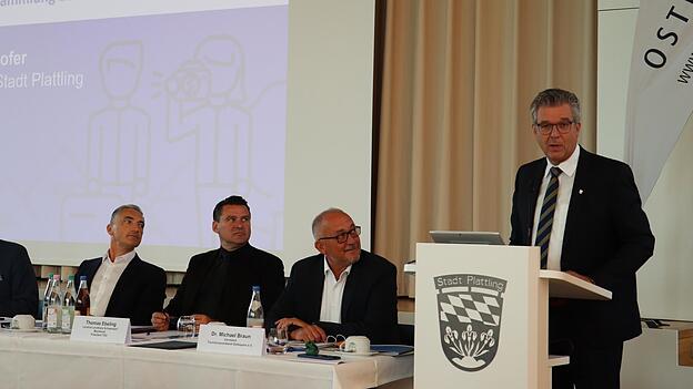 Der neue Pr&auml;sident des Tourismusverbands Ostbayern, Regens Landrat Ronny Raith, ( v. l.) der bisherige Pr&auml;sident, Schwandorfs Landrat Thomas Ebeling, und der Vorsitzende des Tourismusverbands, Dr. Michael Braun, h&ouml;rten Plattlings B&uuml;rgermeister Hans Schmalhofer aufmerksam zu.