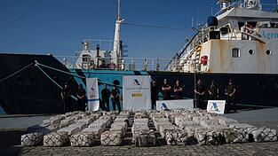 Der spanische Zoll hat auf einem polnischen Segelboot 2,1 Tonnen Kokain beschlagnahmt. Der spanische Zoll hat auf einem polnischen Segelboot 2,1 Tonnen Kokain beschlagnahmt.