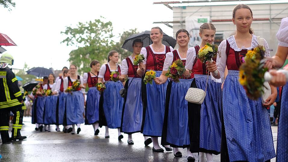 Zahlreiche Musik- und Trachtengruppen zogen nach dreij&auml;hriger Pause am Freitagabend zum Festplatz Am Hagen.
