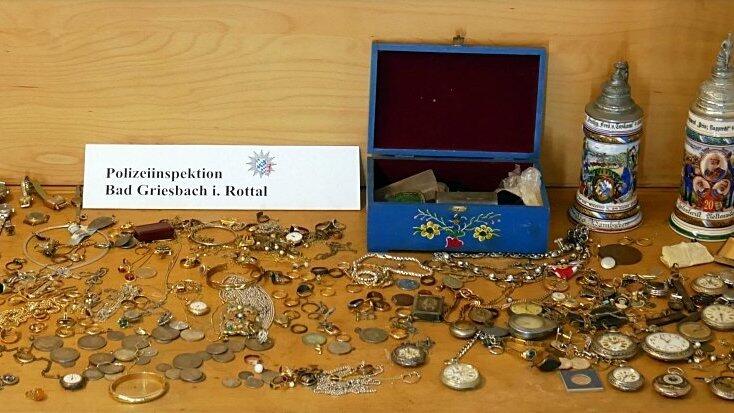 In der Wohnung wurden viele Wertgegenstände gefunden. In der Wohnung wurden viele Wertgegenstände gefunden.