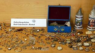 In der Wohnung wurden viele Wertgegenstände gefunden. In der Wohnung wurden viele Wertgegenstände gefunden.