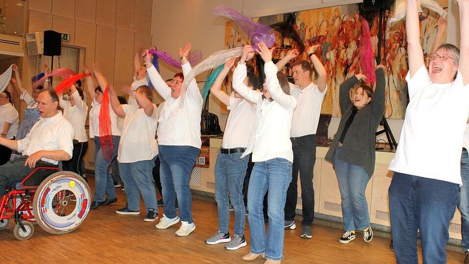 Pure Lebensfreude: Die Tanzgruppe unter Leitung von Kristina Fox bei ihrem Auftritt. Pure Lebensfreude: Die Tanzgruppe unter Leitung von Kristina Fox bei ihrem Auftritt.