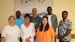 Josef Afewerki, Dimitri Montsongo (von rechts), Patrick Dawah (links) und Julia Ponizova (vorne rechts) berichten, wie sie nach Cham gekommen sind und wie es sich hier lebt. Zu der Veranstaltung eingeladen hatte das Bündnis für Toleranz und Menschenrechte, darunter Ruth Meissner und Susanne Brey (von links) sowie Achim Deufel (Mitte hinten). Josef Afewerki, Dimitri Montsongo (von rechts), Patrick Dawah (links) und Julia Ponizova (vorne rechts) berichten, wie sie nach Cham gekommen sind und wie es sich hier lebt. Zu der Veranstaltung eingeladen hatte das Bündnis für Toleranz und Menschenrechte, darunter Ruth Meissner und Susanne Brey (von links) sowie Achim Deufel (Mitte hinten).