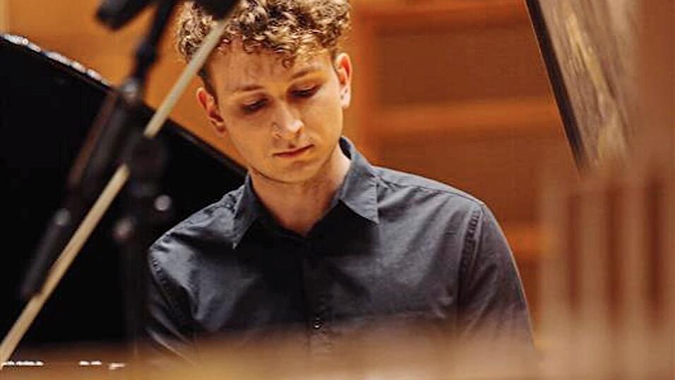 Dominik Heidl in seinem Element: Der Musiker spielt Cembalo auf B&uuml;hnen in ganz Deutschland.