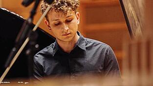 Dominik Heidl in seinem Element: Der Musiker spielt Cembalo auf B&uuml;hnen in ganz Deutschland.