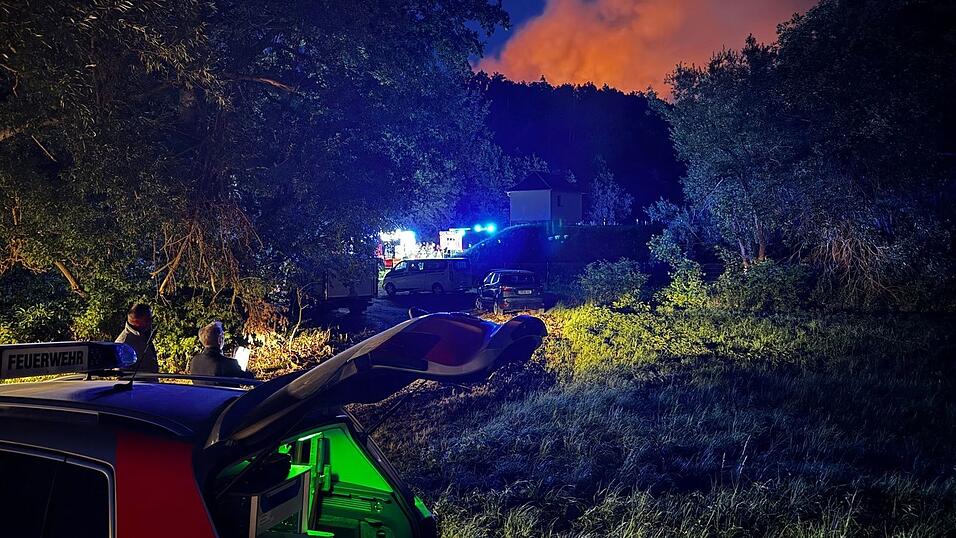 Feuerwehrleute k&ouml;nnen den Brand, der seit Dienstagabend w&uuml;tet, nur mit gro&szlig;er M&uuml;he l&ouml;schen.