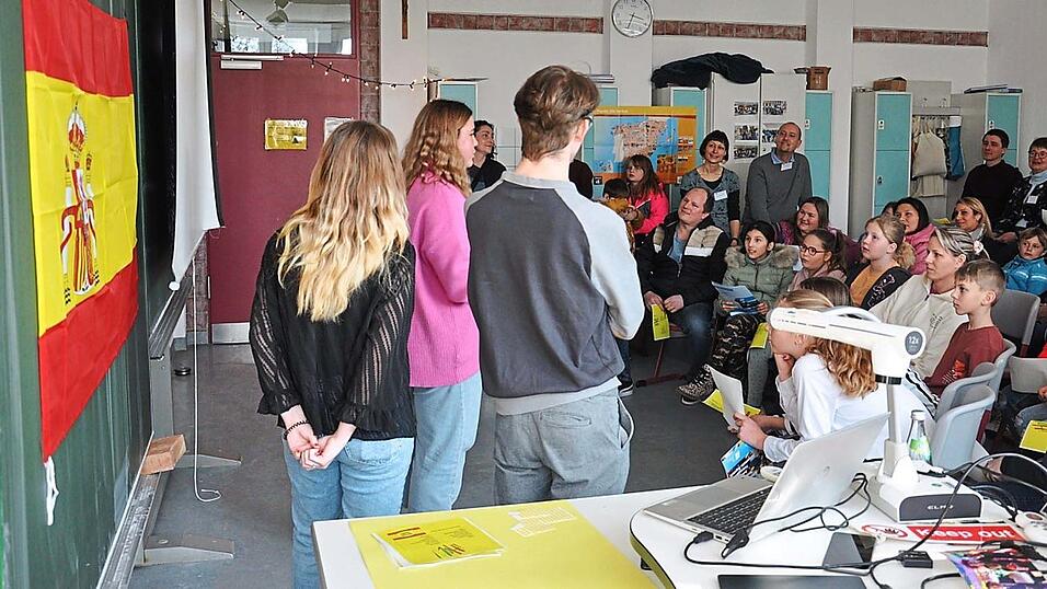 'Buenas tardes' - Sch&uuml;ler des Spanischkurses der Q11 geben den G&auml;sten Klangproben, wie sich Spanisch anh&ouml;rt.