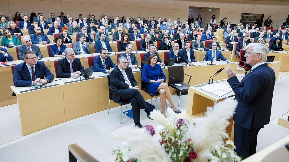 Christian Knauer (r.), der Landesvorsitzende des Bundes der Vertriebenen, warnt in seiner Rede im Landtag davor, in die 30er- und 40er-Jahre des 20. Jahrhunderts zurückzufallen Christian Knauer (r.), der Landesvorsitzende des Bundes der Vertriebenen, warnt in seiner Rede im Landtag davor, in die 30er- und 40er-Jahre des 20. Jahrhunderts zurückzufallen