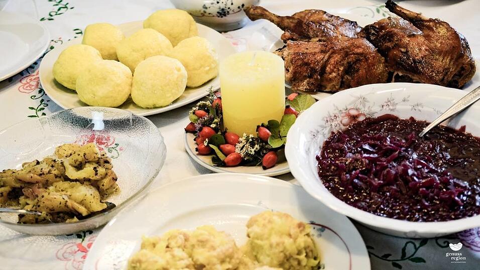 Ein echter Leckerbissen, passend zur Weihnachtszeit: Entenbraten, dazu Kn&ouml;del&nbsp;und Blaukraut.&nbsp;