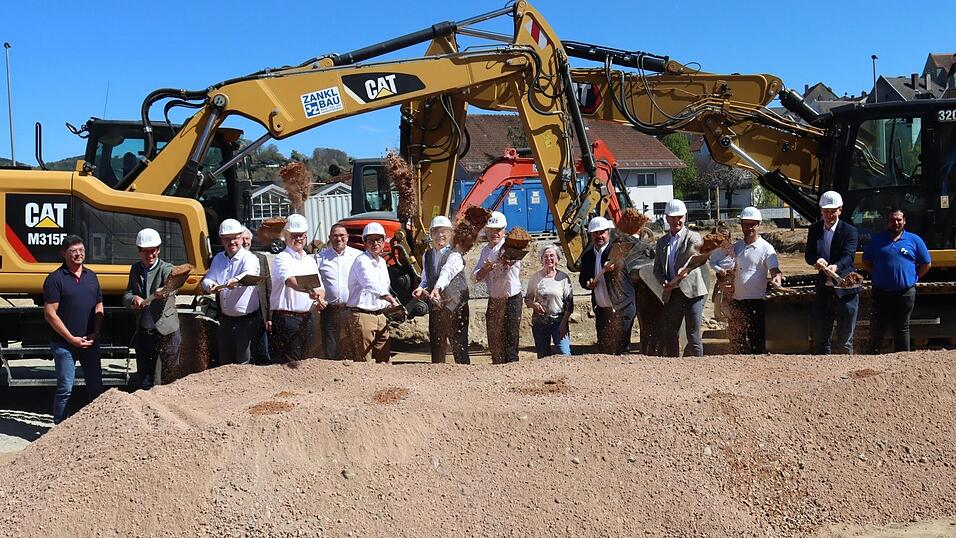 Helm auf und an die Spaten (v. l.): Thomas Gunder, MdL Stefan Ebner, Christian Aulinger, Walter Fritz, Franz Lobmeier, Erwin Trauner, Franz Wittmann, Hans-Michael Weisky, Ronny Raith, Rita R&ouml;hrl, Mario Drexler, Robert Brunner, Thomas Strohmeier, Johannes Vogl und Manuel Scheibenzuber.