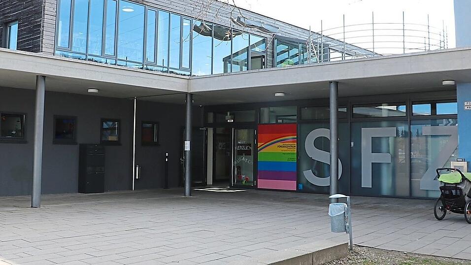Bislang waren der Integrative Hort und die Heilpädagogische Tagesstätte am Sonderpädagogischen Förderzentrum in Ergolding angesiedelt. Bislang waren der Integrative Hort und die Heilpädagogische Tagesstätte am Sonderpädagogischen Förderzentrum in Ergolding angesiedelt.