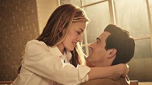 Stürmische Liebe: Sarah Pidgeon als Carolyn Bessette und Paul Kelly als John F. Kennedy Jr.. (Handout) Stürmische Liebe: Sarah Pidgeon als Carolyn Bessette und Paul Kelly als John F. Kennedy Jr.. (Handout)