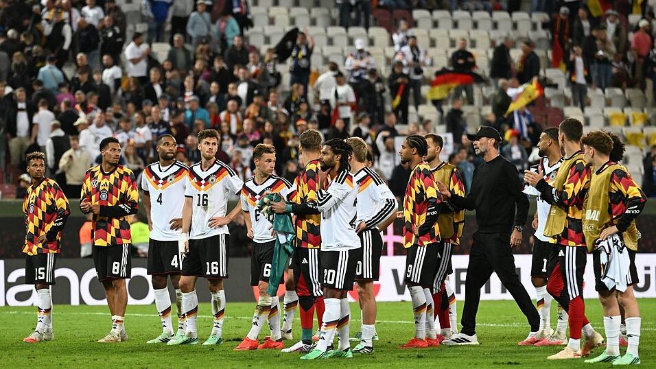Gemeinsam gingen die Nationalspieler mit dem Bundestrainer in die Fankurve. Gemeinsam gingen die Nationalspieler mit dem Bundestrainer in die Fankurve.
