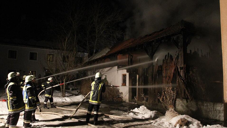 In Kirchroth ist am Donnerstagabend ein Holzstadel im Ortskern aus noch unbekannter Ursache abgebrannt. Die Löscharbeiten gestalteten sich wegen der extremen Kälte schwierig. In Kirchroth ist am Donnerstagabend ein Holzstadel im Ortskern aus noch unbekannter Ursache abgebrannt. Die Löscharbeiten gestalteten sich wegen der extremen Kälte schwierig.