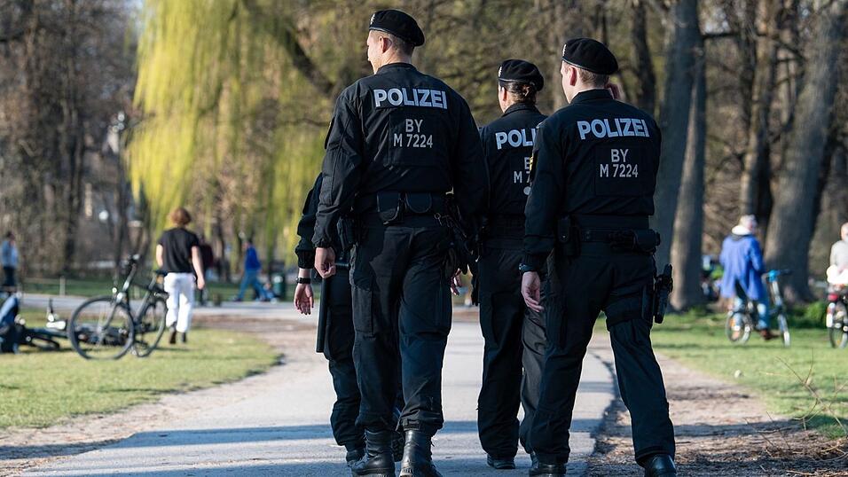 Polizisten sind in Parks wie hier im Englischen Garten derzeit ein alltäglicher Anblick. Polizisten sind in Parks wie hier im Englischen Garten derzeit ein alltäglicher Anblick.