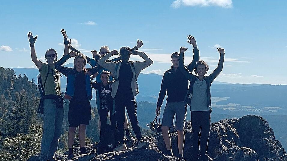 Der Jubel war verdient und vollauf berechtigt: Die jungen Mountainbiker des RSV Moosburg erklommen zuerst den Gipfel des Silberbergs (links) und dann auch noch die Harlachbergspitze (rechts).