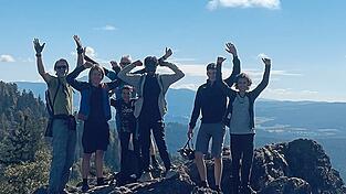 Der Jubel war verdient und vollauf berechtigt: Die jungen Mountainbiker des RSV Moosburg erklommen zuerst den Gipfel des Silberbergs (links) und dann auch noch die Harlachbergspitze (rechts).