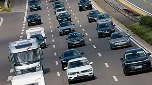 In Deutschland sind im M&auml;rz deutlich mehr Autos neu zugelassen worden als im Vorjahresmonat. (Archivbild)