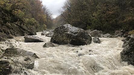 Starkregen, Hochwasser, Steinschlag - das Klima in den Alpen ver&auml;ndert sich. Und mit ihm die Anforderungen an Bergsportler.