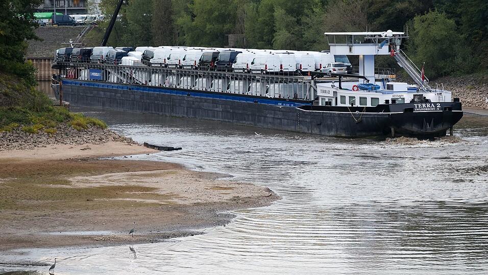 Am Montagabend hat sich wegen des extrem niedrigen Pegelstands ein Frachtschiff im Düsseldorfer Hafen festgefahren. Am Montagabend hat sich wegen des extrem niedrigen Pegelstands ein Frachtschiff im Düsseldorfer Hafen festgefahren.