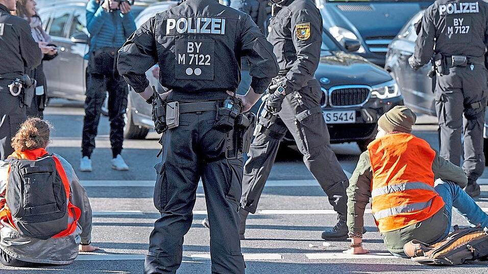 Aktivisten der Letzten Generation demonstrieren für den Umweltschutz. Dabei kleben sie sich oftmals an Fahrbahnen fest. Aktivisten der Letzten Generation demonstrieren für den Umweltschutz. Dabei kleben sie sich oftmals an Fahrbahnen fest.