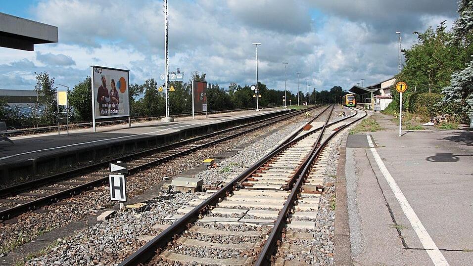 Alt stößt auf Neu: Die Gleisverbindungen am Chamer Bahnhof sind ebenfalls teilweise erneuert worden. Alt stößt auf Neu: Die Gleisverbindungen am Chamer Bahnhof sind ebenfalls teilweise erneuert worden.