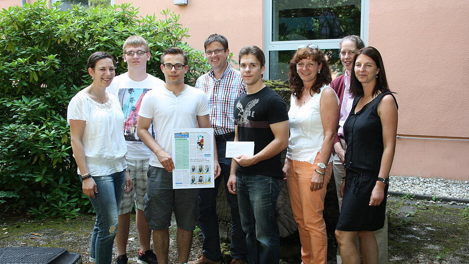 Die Teilnahme am Zeitungsprojekt hat sich auch für ein P-Seminar des Ludwigsgymnasiums Straubing gelohnt: Mit ihrer Arbeit landeten die Schüler auf Platz drei - und erhielten 100 Euro für die Klassenkasse. Mit im Bild sind die stellvertretende Schulleiterin Ricarda Krawczak (2.v.r.), der betreuende Lehrer Markus Engl (4.v.l.), Annette Seidel von Bayernwerk (3.v.l.) sowie die Redakteurinnen Eva Rothmeier (rechts) und Tanja Pfeffer (links). Die Teilnahme am Zeitungsprojekt hat sich auch für ein P-Seminar des Ludwigsgymnasiums Straubing gelohnt: Mit ihrer Arbeit landeten die Schüler auf Platz drei - und erhielten 100 Euro für die Klassenkasse. Mit im Bild sind die stellvertretende Schulleiterin Ricarda Krawczak (2.v.r.), der betreuende Lehrer Markus Engl (4.v.l.), Annette Seidel von Bayernwerk (3.v.l.) sowie die Redakteurinnen Eva Rothmeier (rechts) und Tanja Pfeffer (links).