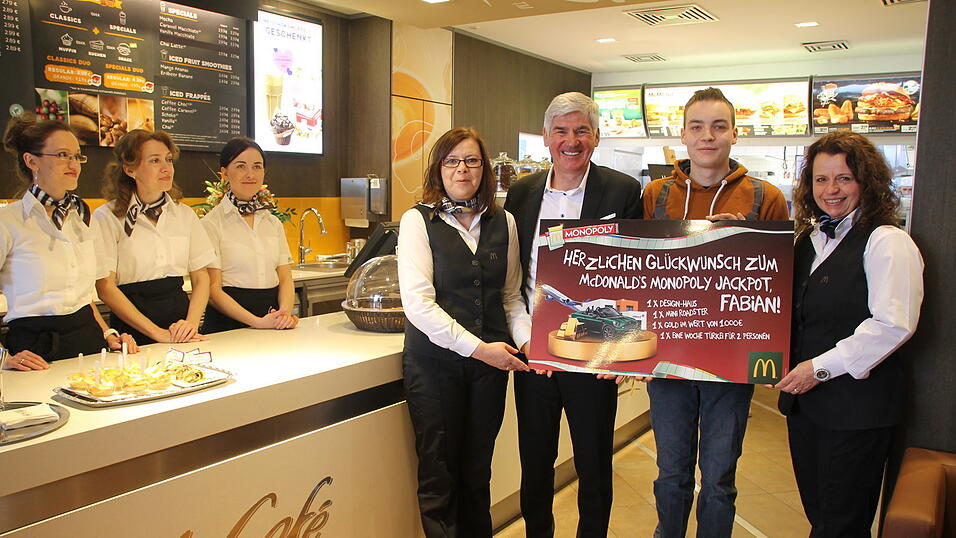 Freuen sich mit Fabian: Restaurantleiterin Cornelia Schulz, Franchise-Nehmer Michael E. Heinritzi und Gebietsleiterin Martina Rosenhammer mit dem 20-jährigen Fabian in der McDonald's-Filiale an der Ittlinger Straße. (Foto: rus) Freuen sich mit Fabian: Restaurantleiterin Cornelia Schulz, Franchise-Nehmer Michael E. Heinritzi und Gebietsleiterin Martina Rosenhammer mit dem 20-jährigen Fabian in der McDonald's-Filiale an der Ittlinger Straße. (Foto: rus)