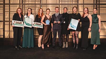 Doppelauszeichnung für den Bayerwaldhof Liebenstein: Hoteldirektor Alfons Weiß und sein Team durften in Düsseldorf gleich zwei Preise der Deutschen Hotelakademie entgegennehmen.