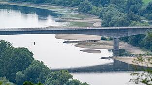 Der niedrige Wasserstand der Donau legt Sandbänke frei. Der niedrige Wasserstand der Donau legt Sandbänke frei.