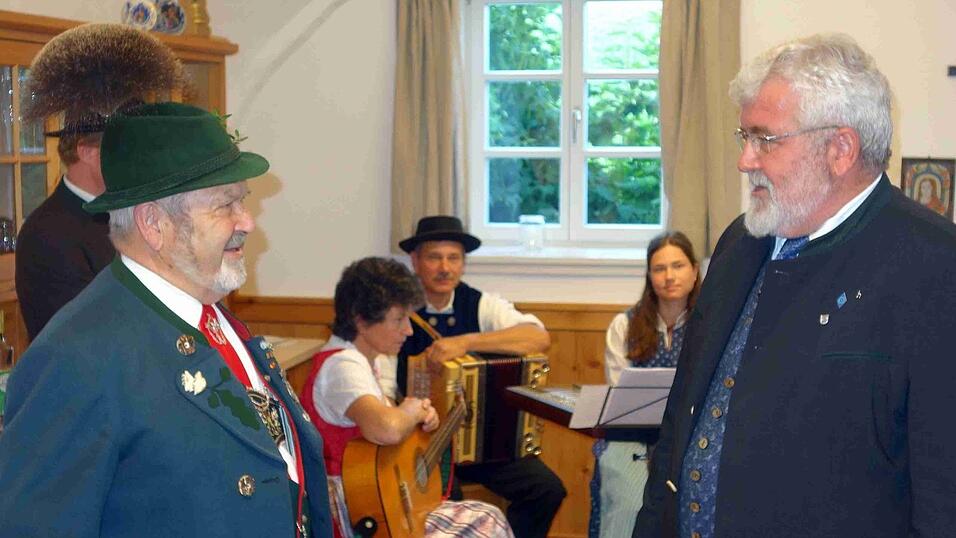 Die beiden Landesvorsitzenden Max Bertl (links) und Sebastian Friesinger (dahinter Familienmusik Hofstetter aus Hinterskirchen Die beiden Landesvorsitzenden Max Bertl (links) und Sebastian Friesinger (dahinter Familienmusik Hofstetter aus Hinterskirchen