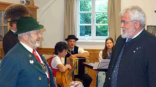 Die beiden Landesvorsitzenden Max Bertl (links) und Sebastian Friesinger (dahinter Familienmusik Hofstetter aus Hinterskirchen Die beiden Landesvorsitzenden Max Bertl (links) und Sebastian Friesinger (dahinter Familienmusik Hofstetter aus Hinterskirchen