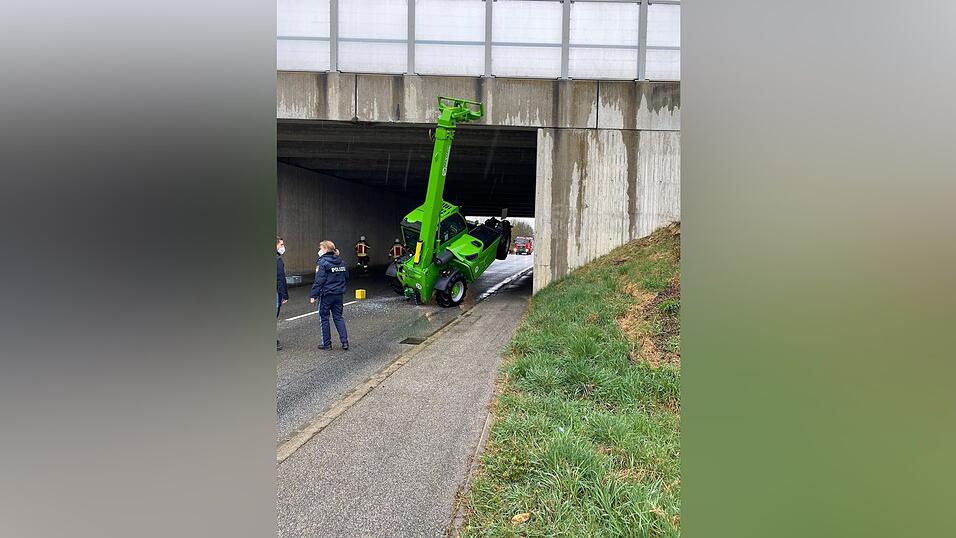 An der Autobahnunterführung bei Altheim war am Freitagvormittag ein Fahrzeug stecken geblieben. An der Autobahnunterführung bei Altheim war am Freitagvormittag ein Fahrzeug stecken geblieben.