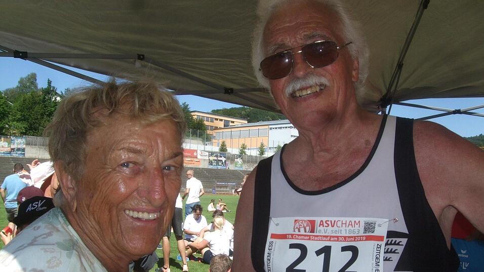 Elisabeth Gürster und Willi Anderl sind zwei Personen, die den Chamer Stadtlauf maßgeblich mitgeprägt haben. Elisabeth Gürster und Willi Anderl sind zwei Personen, die den Chamer Stadtlauf maßgeblich mitgeprägt haben.
