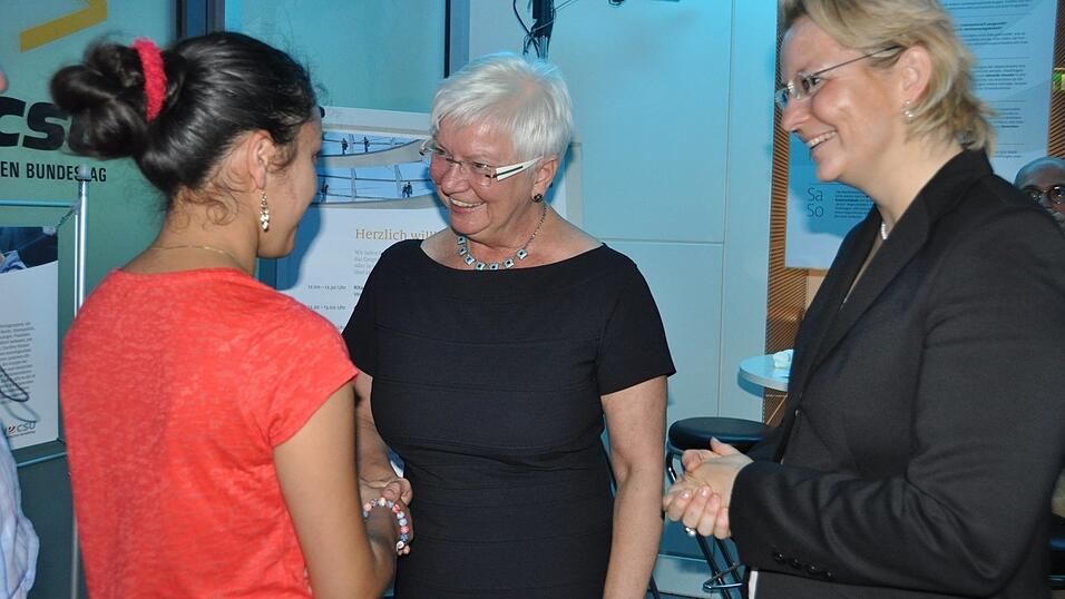 Stefanie Meier (13) besuchte am Tag der Ein- und Ausblicke den Deutschen Bundestag. Dort lernte sie auch Gerda Hasselfeldt (CSU-Landesvorsitzende) kennen. Die ehemalige Ursulinen-Schülerin freute sich, eine Straubingerin in Berlin zu sehen. Stefanie Meier (13) besuchte am Tag der Ein- und Ausblicke den Deutschen Bundestag. Dort lernte sie auch Gerda Hasselfeldt (CSU-Landesvorsitzende) kennen. Die ehemalige Ursulinen-Schülerin freute sich, eine Straubingerin in Berlin zu sehen.