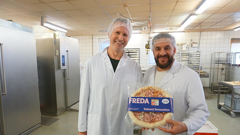 Philipp Kraiss (l.) und Filippo Licciardo mit der Testsieger-Salami-Pizza. Sie kostet bei Freda einzeln 7,50 Euro. Philipp Kraiss (l.) und Filippo Licciardo mit der Testsieger-Salami-Pizza. Sie kostet bei Freda einzeln 7,50 Euro.
