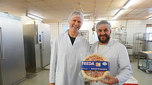Philipp Kraiss (l.) und Filippo Licciardo mit der Testsieger-Salami-Pizza. Sie kostet bei Freda einzeln 7,50 Euro. Philipp Kraiss (l.) und Filippo Licciardo mit der Testsieger-Salami-Pizza. Sie kostet bei Freda einzeln 7,50 Euro.