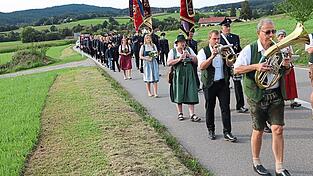 In starker Formation und angeführt von der Blaskapelle Weißenregen marschierten die Teilnehmer von Sperlhammer zur Dorfkapelle nach Beckendorf.