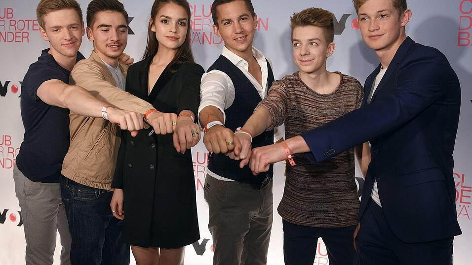 Die «Club der roten Bänder»-Generation 2015 um «Maxton Hall»-Star Damian Hardung (re.). Die «Club der roten Bänder»-Generation 2015 um «Maxton Hall»-Star Damian Hardung (re.).