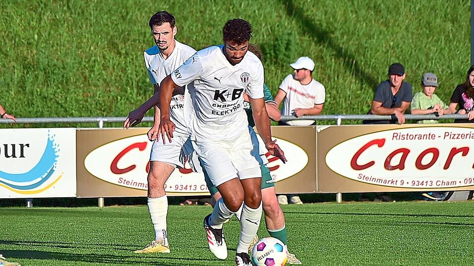 Andre Adkins (am Ball) , Lucas Chrubasik und Lukas Leutner wollen auch in Eltersdorf mit dem ASV Cham ein Zeichen setzen und punkten. Andre Adkins (am Ball) , Lucas Chrubasik und Lukas Leutner wollen auch in Eltersdorf mit dem ASV Cham ein Zeichen setzen und punkten.
