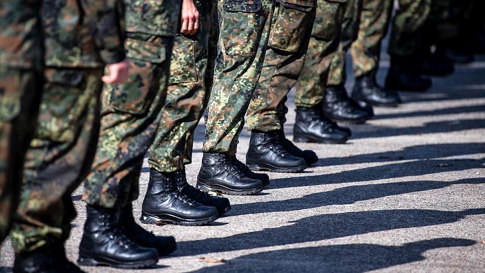 Antreten, Märsche, Schießübungen – sollten in den nächsten Jahren nicht genügend Freiwillige bei der Bundeswehr zusammenkommen, könnte auch die Wehrpflicht wiederbelebt werden.