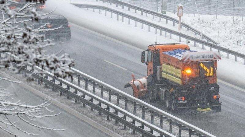In Bayern schneit es. (Symbolbild)