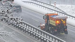 In Bayern schneit es. (Symbolbild)