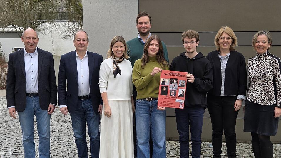 Stellten das Programm der 10. Literaturtage am Hans-Carossa-Gymnasium vor und warben f&uuml;r den Bunten Abend am 5. M&auml;rz, zu dem auch Besucher willkommen sind: (von links) Schulleiter Markus Heber, Michael Gilles, Pr&auml;sident Rotary Club Landshut/Trausnitz, stellvertretende Schulleiterin Silvia Betz, Thomas Richter vom Rotary Club Landshut Trausnitz und Mitjuror des Literaturwettbewerbs, Emilia Kneis (Q12), Paul Winterstetter (10. Klasse), Yvonne L&ouml;ken und Angela K&ouml;stler (Organisatorinnen)