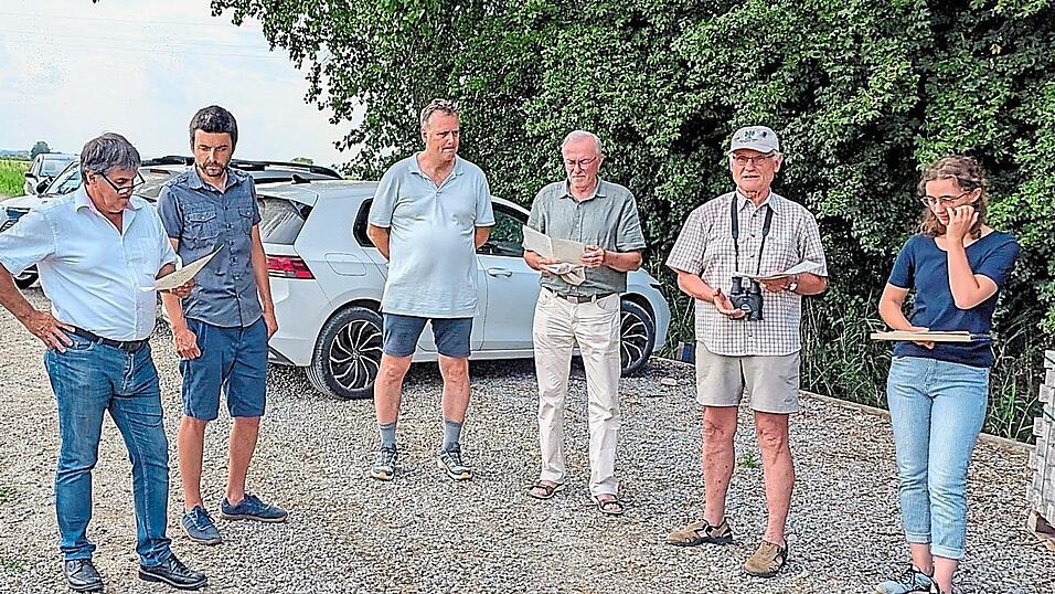Nachdenkliche Gesichter gab's bei einem Ortstermin des Bund Naturschutz im Wallersdorfer Moos. Der BN zog eine Zwischenbilanz des dortigen Kiebitz-Schutzprojekts.