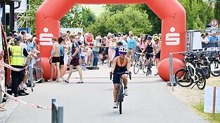 Im vergangenen Jahr haben 225 Sportler trotz 35 Grad Hitze beim Further Drachentriathlon teilgenommen. Im vergangenen Jahr haben 225 Sportler trotz 35 Grad Hitze beim Further Drachentriathlon teilgenommen.